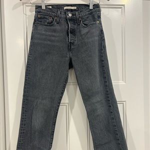 Levi’s wedgie black wash denim straight leg jeans!